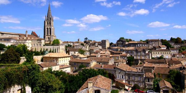 A photo of Full-Day Medoc & Saint Emilion Wine Tasting Tour with Picnic Lunch